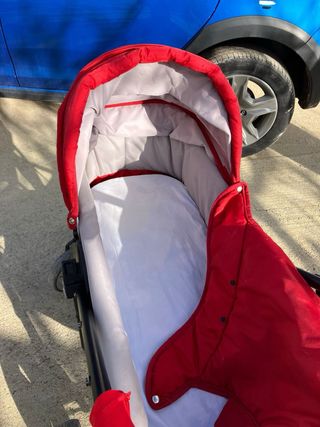 Carro de bebé rojo