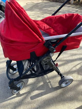 Carro de bebé rojo