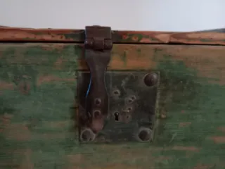 Baúl de madera antiguo verde con herrajes