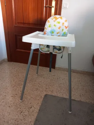 Trona infantil con funda de jirafas