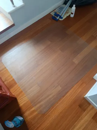 Dos protectores de suelo transparente