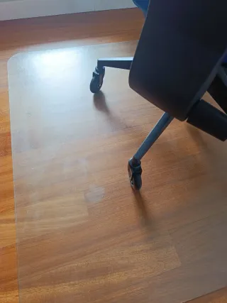 Dos protectores de suelo transparente