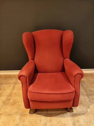 Sillón orejero granate en antelina.