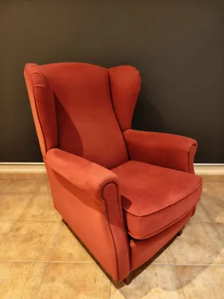 Sillón orejero granate en antelina.