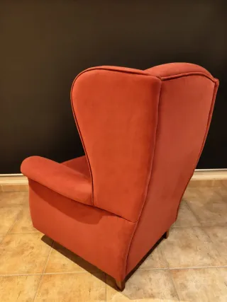 Sillón orejero granate en antelina.