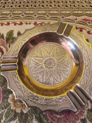 Cenicero antiguo de bronce labrado