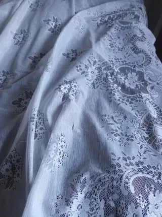 Visillo blanco con estampado floral