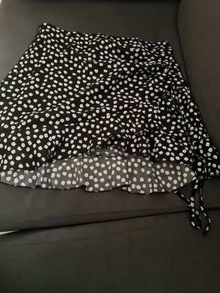 Falda floral negra y blanca