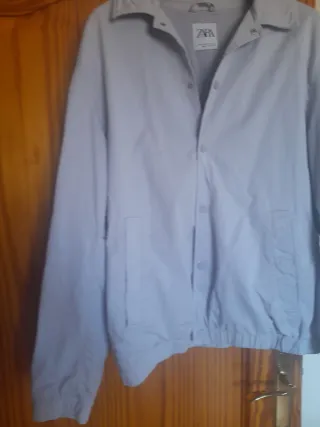 Cazadora Zara gris chico