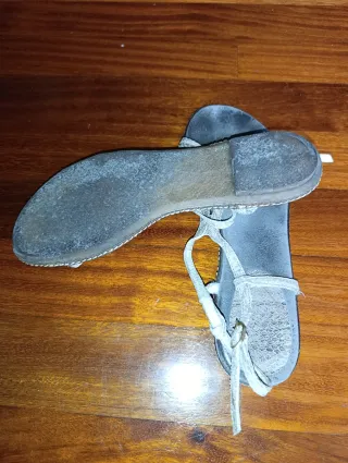 Sandalias de piel beige y grises