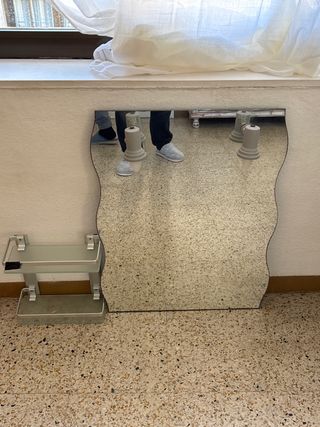 Espejo con luz y estantería