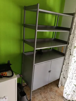 Estantería gris con puertas