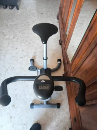 Bicicleta Estática Gris y Negra