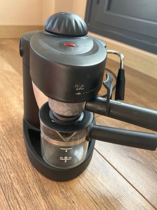 Cafetera pequeña negra