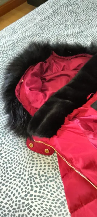 Plumas granate con cinturón y capucha