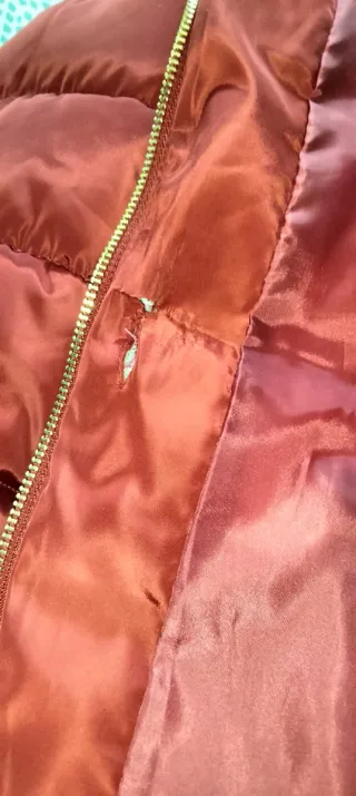 Plumas granate con cinturón y capucha