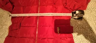 Plumas granate con cinturón y capucha