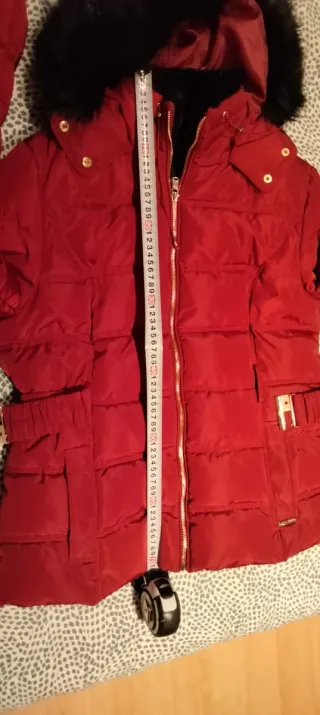 Plumas granate con cinturón y capucha