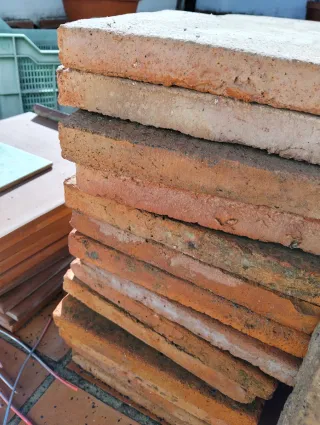 Baldosa de barro cocido hecha a mano.23x23x2,5