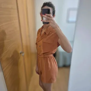 Mono corto naranja Pull&Bear con cinturón