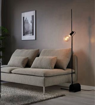 Lámpara de pie Ikea HÅRSLINGA Negra