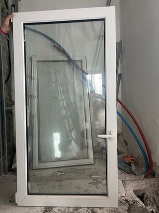 Ventana blanca con marco PVC