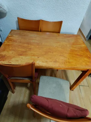 Mesa de madera con 4 sillas