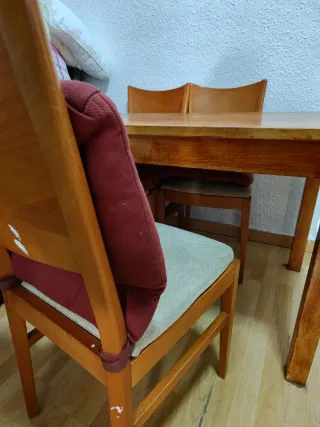 Mesa de madera con 4 sillas