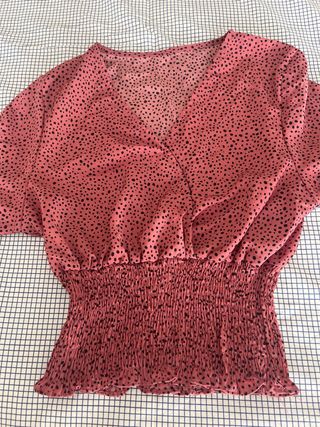 Blusa rosa con lunares negros