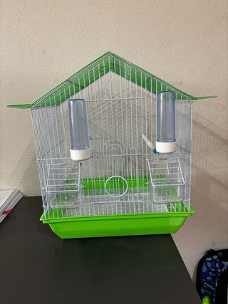 Jaula para pájaros con bebederos