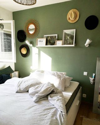 Estantería blanca de pared