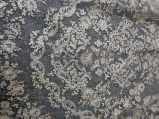 Manteleta fallera y pico dorado encaje