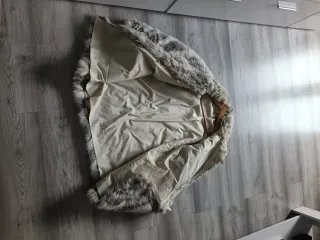 Abrigo pelo sintético gris y blanco