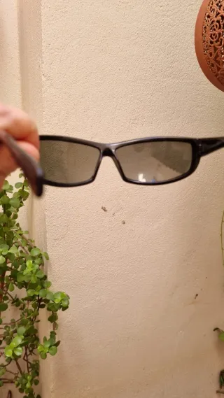 Gafas de sol negras con cristal verde