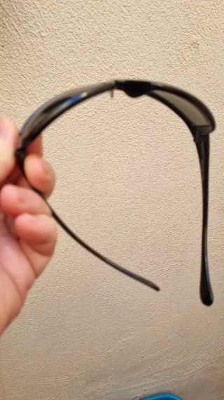 Gafas de sol negras con cristal verde