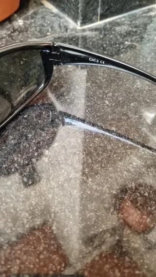 Gafas de sol negras con cristal verde