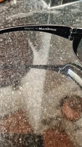 Gafas de sol negras con cristal verde