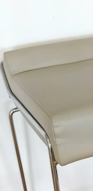 Mesa alta cristal y metal y dos taburetes piel