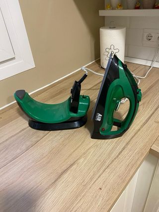 Plancha de vapor inalámbrica verde