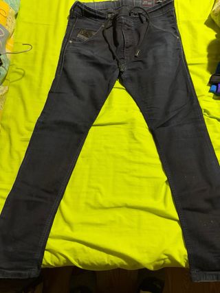 Pantalón Diesel Talla M (30-31)