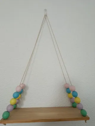Estantería de madera con cuentas de colores