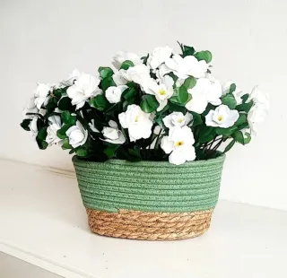 Flores artificiales con maceta decorativa