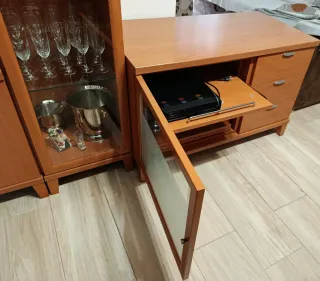 Mueble con vitrina y de televisión