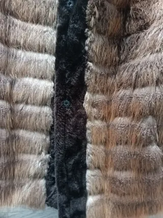 Chaquetón de pelo beige y marrón