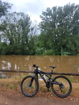Bicicleta de montaña doble suspensión