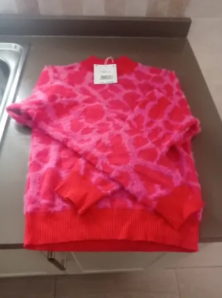 Jersey peludo estampado rosa y rojo Talla XS