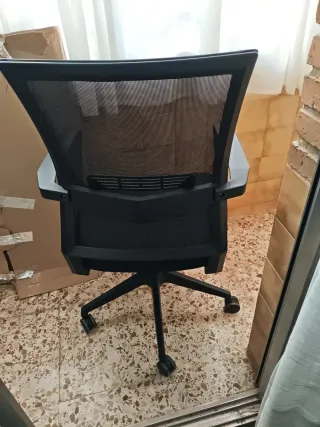 Silla de oficina ergonómica negra.