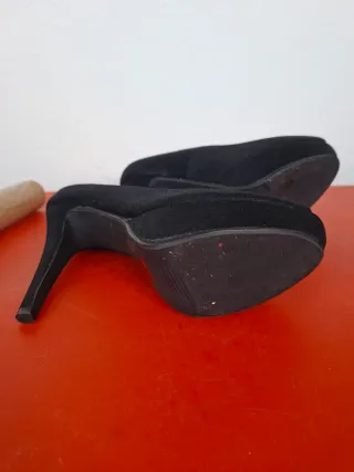 Tacones negros peep toe