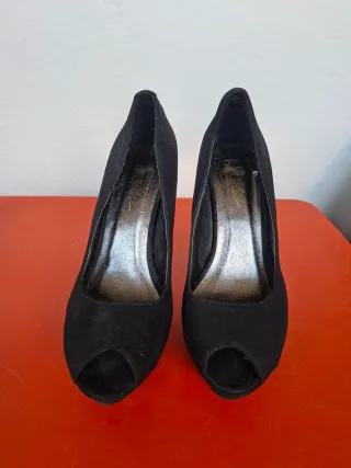 Tacones negros peep toe