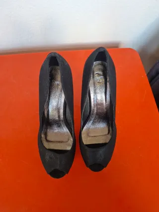 Tacones negros peep toe
